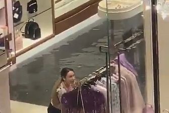 Крупнейший в мире ТЦ Dubai Mall затопило