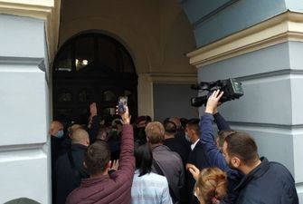 В Черновцах пикетчиков не пустили на сессию горсовета, произошли столкновения с полицией