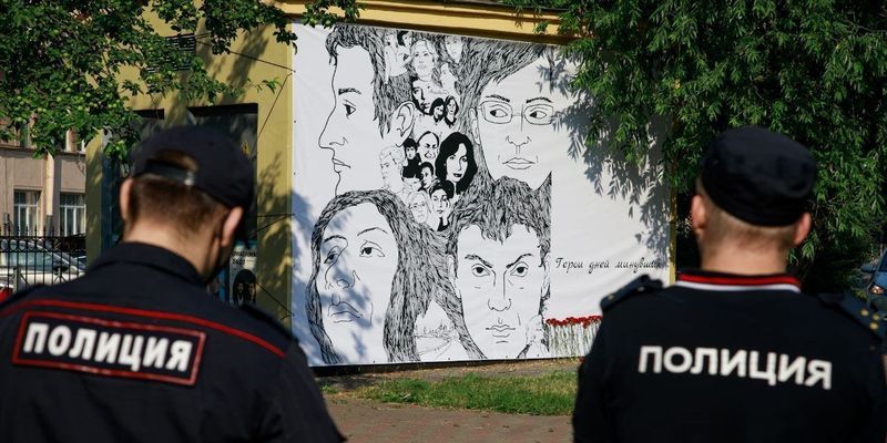 В Петербурзі затримали автора банера з обличчями вбитих журналістів, політиків та правозахисників – ЗМІ