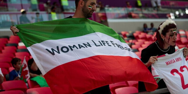 «Жінка. Свобода. Життя»: охорона на стадіоні в Катарі відібрала прапор в іранських уболівальників