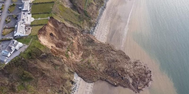 "Это было пугающе": на побережье Великобритании сошел гигантский оползень