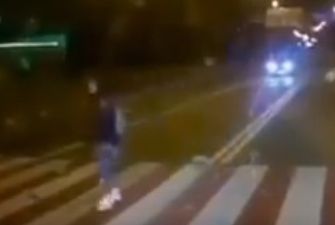На Киевщине Nissan сбил девушку на «зебре»: видео инцидента