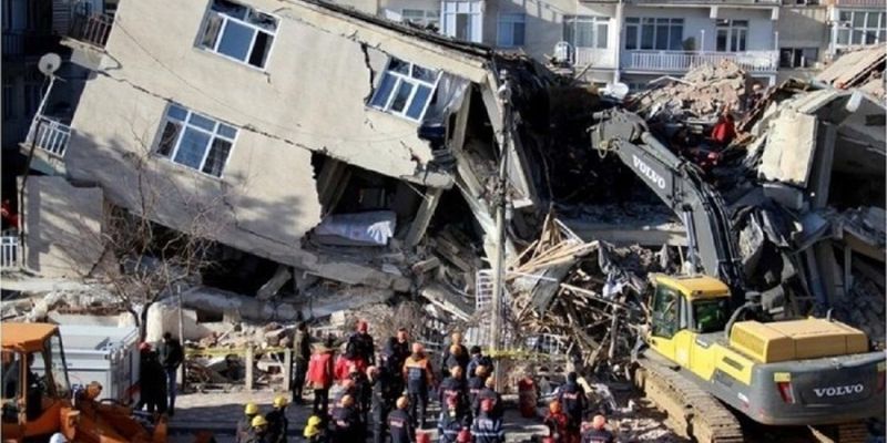 Из-под завалов дома в Турции спасли украинцев