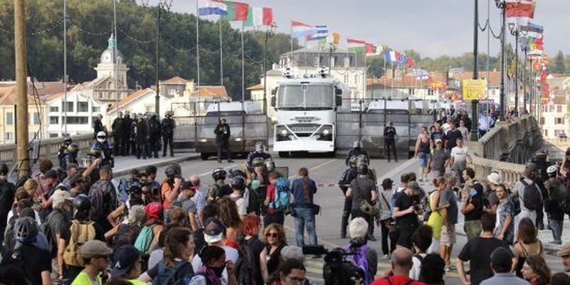 Під час cутичок противників саміту G7 з поліцією було затримано 68 осіб