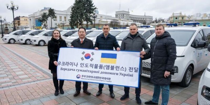 Очередная помощь Кореи: Украина получила 10 машин скорой