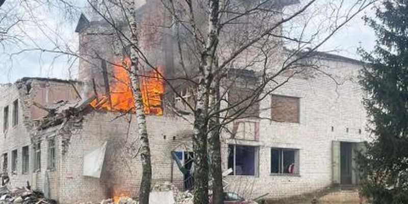 Враг атаковал УАБами город на Черниговщине: уничтожен дом культуры, есть раненые