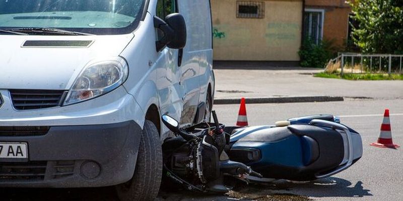 Водитель мотоцикла угодил в больницу из-за столкновения с Renault в Днепре. Фото с места ДТП