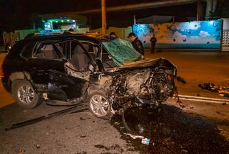 В Днепре элитный Mercedes влетел во внедорожник на огромной скорости: погибла девушка