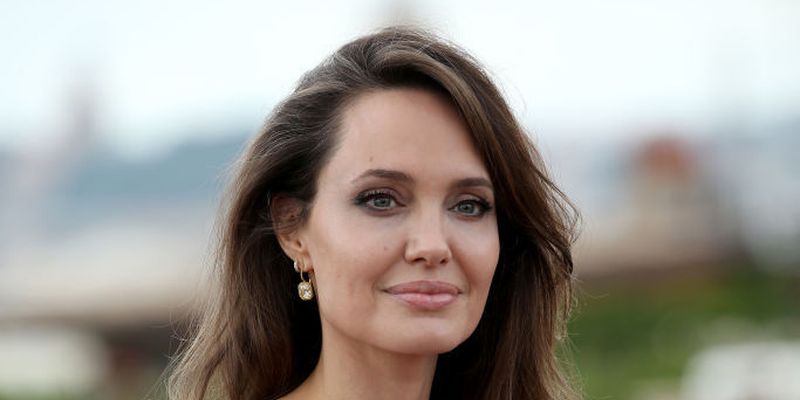 Визуальный обман: Анджелина Джоли парит над землей в лавандовом топе Givenchy и черных брюках