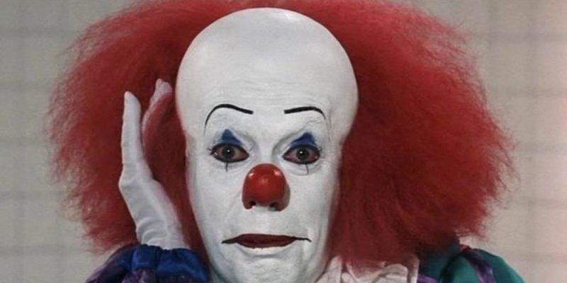 Клоун із фільму жахів: мукачівський "Пеннівайз" лякає перехожих і викладає моторошні відео