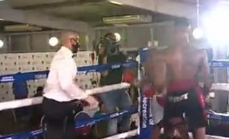 Жуткие кадры: боксер из ЮАР шокировал поступком после падения соперника