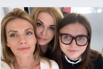 Ольга Сумська у рожевій курточці показала, як зі своїми доньками у центрі Києва гуляла