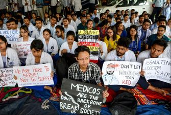 Масові страйки лікарів в Індії: медики просять захистити їх від пацієнтів – фото, відео