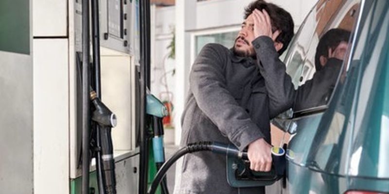 Вслед за долларом: в Украине резко взлетели цены на бензин 22 июля