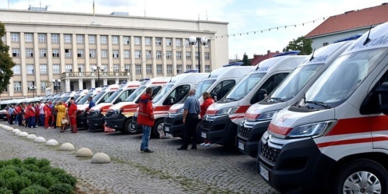Медики Закарпатья получили 19 новых автомобилей экстренной помощи