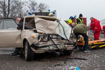 ДТП в Днепре на Криворожском шоссе: водитель «ВАЗ» врезался в грузовик, потерпевшие госпитализированы
