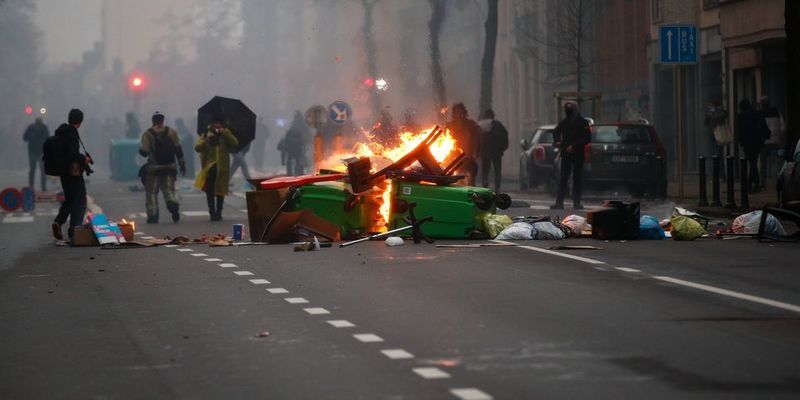 "Мы не хотим диктатуры": почему в Бельгии вспыхнули насильственные протесты