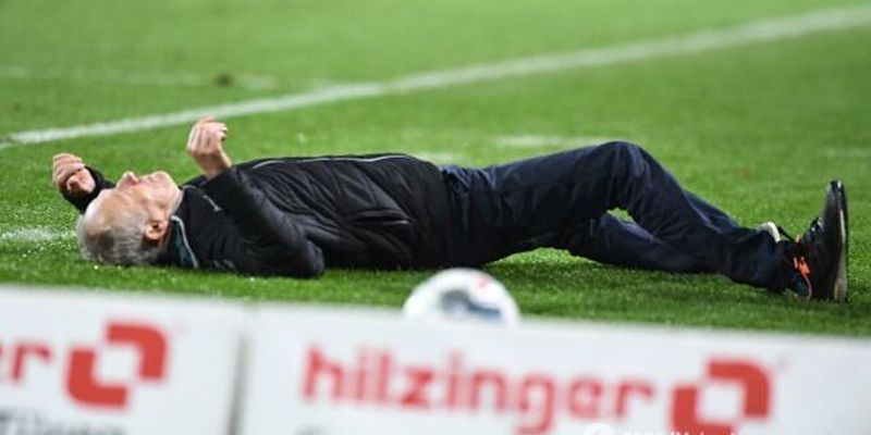 Тренер в нокауте: матч немецкой Бундеслиги завершился грандиозным побоищем