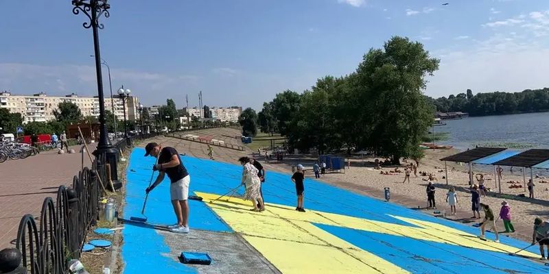 На Оболонской набережной обновили крымскотатарский флаг с помощью 150 кг краски