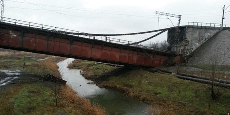 Окупанти заявили про удар по залізничному мосту під Мелітополем