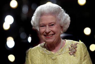 Королева Елизавета отвечает на свой мобильный телефон всего двум людям. И это не ее сыновья