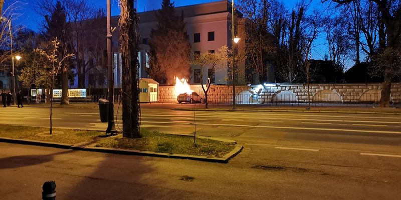 Пожар у посольства РФ в Бухаресте: мужчина въехал в забор и поджег себя, — СМИ