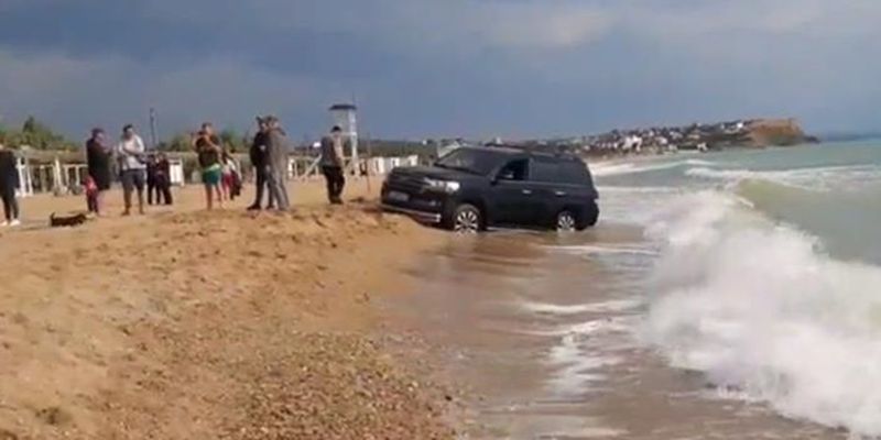 В Крыму внедорожник застрял в воде на пляже