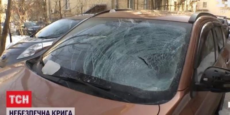 В Киеве лед с крыши прогнул автомобиль