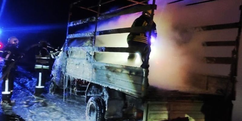 В Днепропетровской области сгорел грузовик, который перевозил мебель