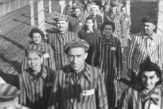 Фотограф оживила чорно-білі знімки в'язнів Освенциму. Побачене розриває серце на шматки