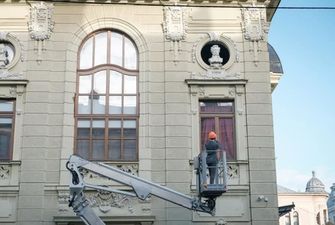 В Черновцах с фасада здания театра демонтировали бюст Пушкина