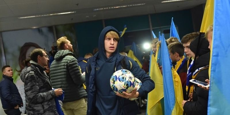 Футбольную сборную Украины торжественно встретили на родине