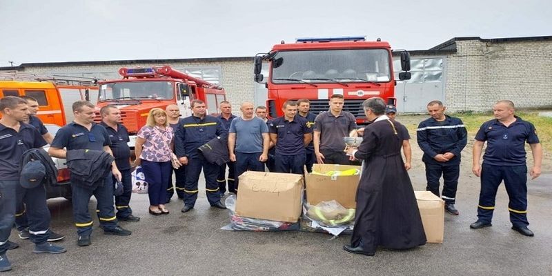 В Харькове волонтеры УПЦ передали гуманитарную помощь сотрудникам МЧС