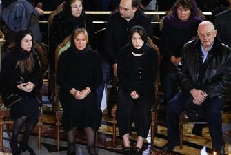 Положила в гроб: жена Лужкова на похоронах озадачила россиян