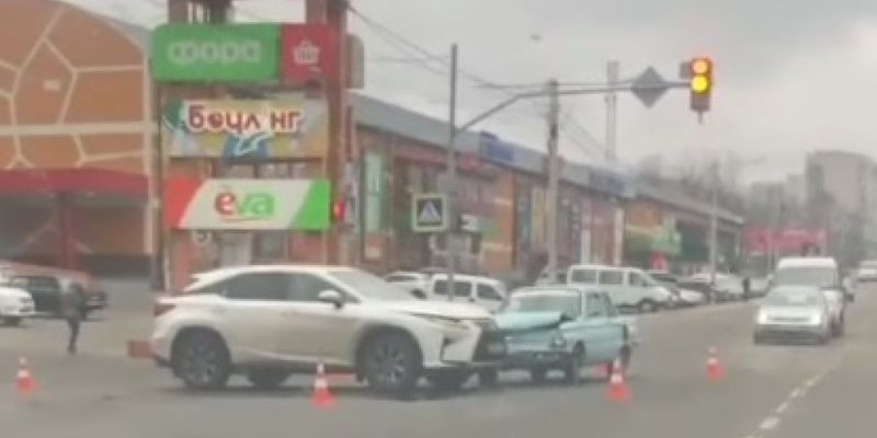 Под Киевом произошло анекдотичное ДТП: столкнулись Lexus и «Запорожец»