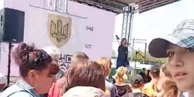 В день траура устроили громкий концерт в честь Порошенко: мать погибшего не смогла проехать к сыну