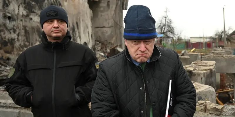 Джонсон оставил свою шапку в Украине и гуляет по Лондону в новой - от "Укрзализныци"
