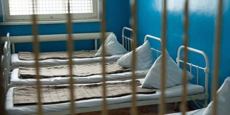 Обвинувачена у катуванні пацієнтів головлікар психлікарні в Сумах повернеться на роботу