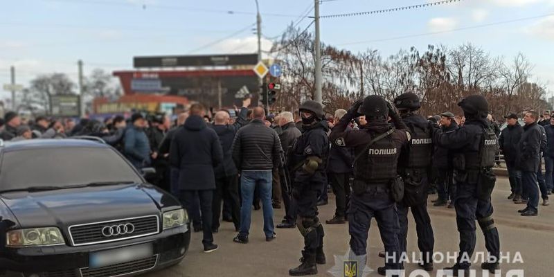 Сутички на "Барабашова": невідомі застосували піротехніку та сльозогінний газ - поліція