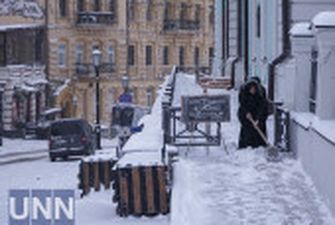 Київ вночі засипало снігом: комунальники розчищали з ночі