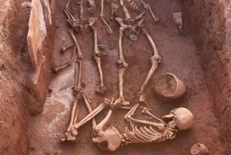 Служанка у ногах та немовля - розкопали поховання родини, віком 2,5 тис. років