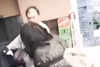 В Киеве охранник магазина обвинил девушку в краже, она дала жесткий отпор: видео