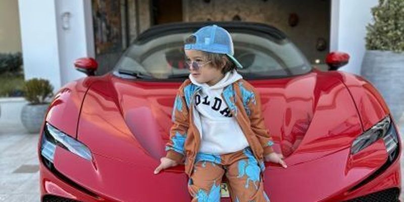 Трехлетний мальчик шокировал искусным дрифтом на Ferrari - видео