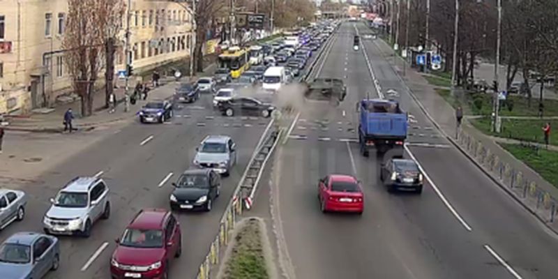 В Киеве произошла страшная авария с переворотом: момент зафиксировали камеры наблюдения