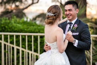 Наречені вперше бачать своїх майбутніх дружин у весільних сукнях: зворушливі реакції у фото