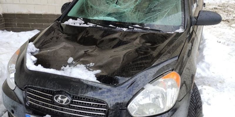 На автомобиль упал лед с крыши: как получить компенсацию
