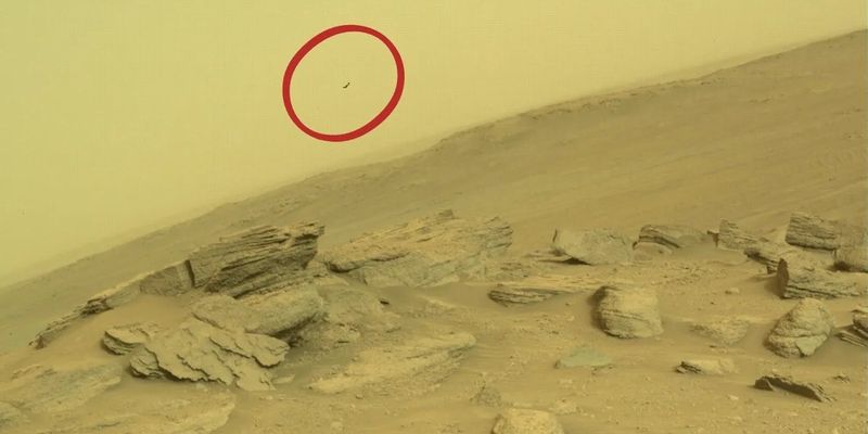 Неопознанный пиксель. На снимках неба Марса увидели "летающую" черную точку