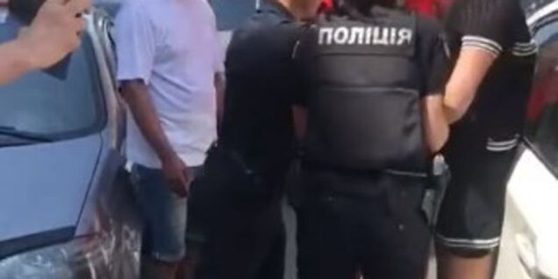 "Влупи с ноги!'' Полиция в Киеве угодила в новый скандал. Видео