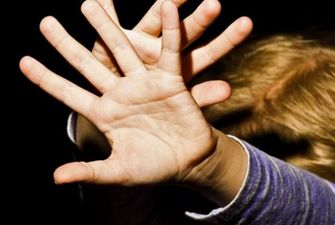 На Херсонщине двое мужчин ограбили и едва не изнасиловали несовершеннолетнюю девочку