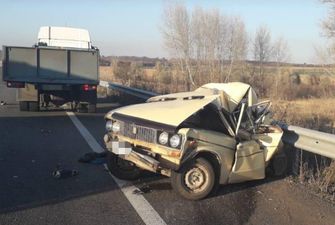 Смертельне ДТП на Харківщині: легковик зім’яло вдвічі, водій загинув